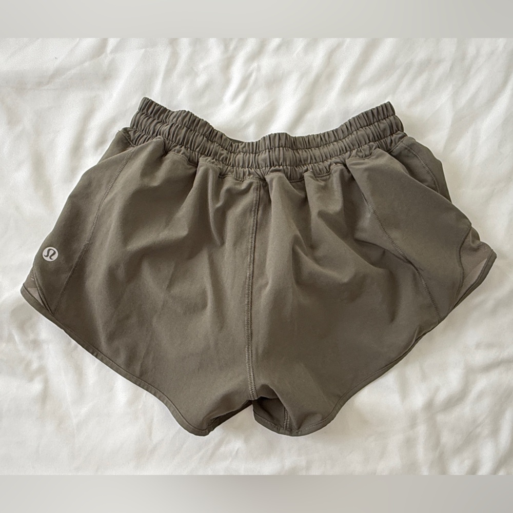 Lululemon Hotty Hot Short II *2.5" in Grey Sage, Sz 4 - Picture 5 of 5